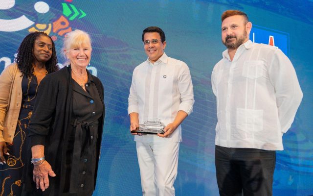Reconocen a David Collado por aportes a industria de cruceros