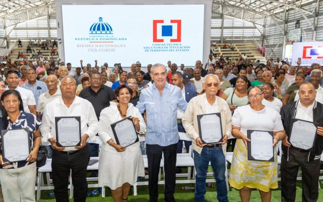 Abinader entrega 2,322 títulos en SD a más de 9,000 personas