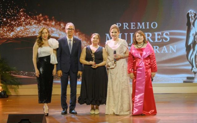 Jatnna Tavárez recibe máximo galardón en el Premio Mujeres
