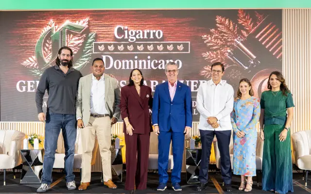 Cigarro dominicano celebra foro sobre el relevo generacional