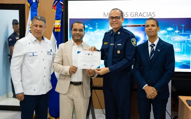 ITLA entrega certificación en inteligencia artificial a Policía