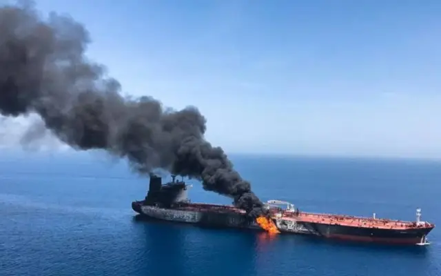 Petróleo roza los 74 dólares tras ataque a buque cerca de Ormuz