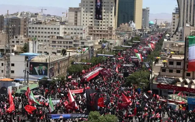 Irán da último adiós a Jameneí con un multitudinario entierro