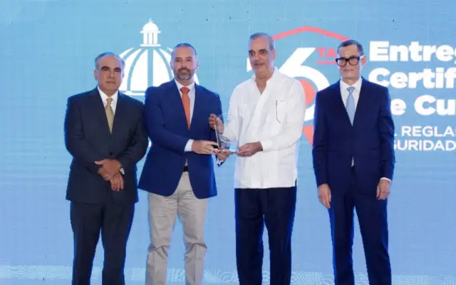 Abinader entrega certificaciones a empresas en seguridad laboral