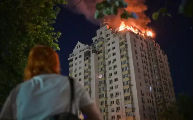 Ascienden a 30 muertos por ataques de Rusia contra Kiev