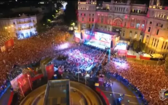 ESPAÑA: Millones salen a las calles para festejar el triunfo