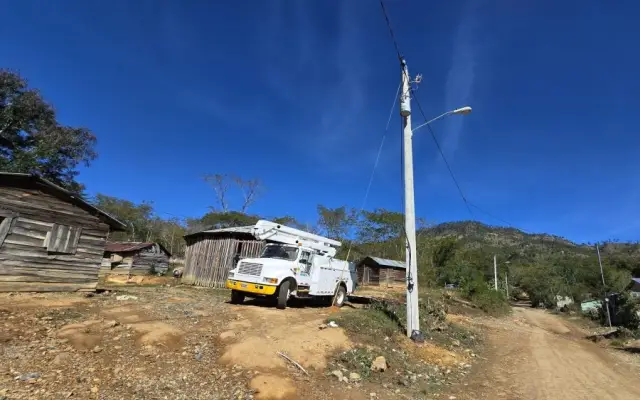 Llevan electricidad a Cruz de Cabrera con RD$14.7 millones