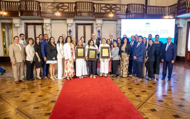 El Presidente Abinader entrega Medalla al Mérito Magisterial
