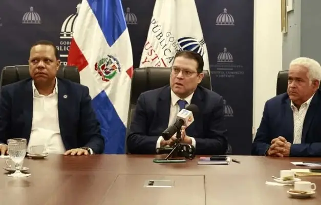 Acuerdan buscar solución pago con tarjetas en gasolineras RD
