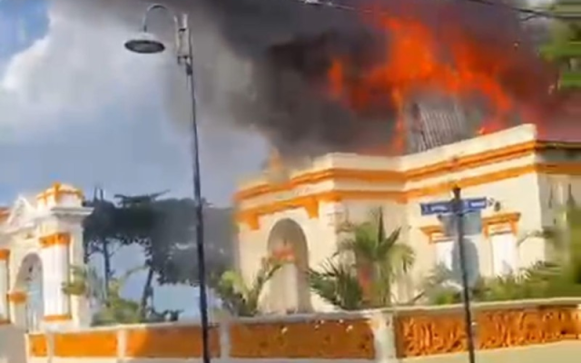 PUERTO PLATA: Incendio consume edificio emblemático