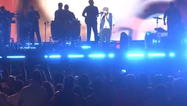 Juan Luis Guerra convierte la Plaza de España fiesta caribeña