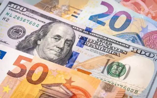 El dólar bajó 25 cts. y el euro 5; eran vendidos a $59.19 y $69.79