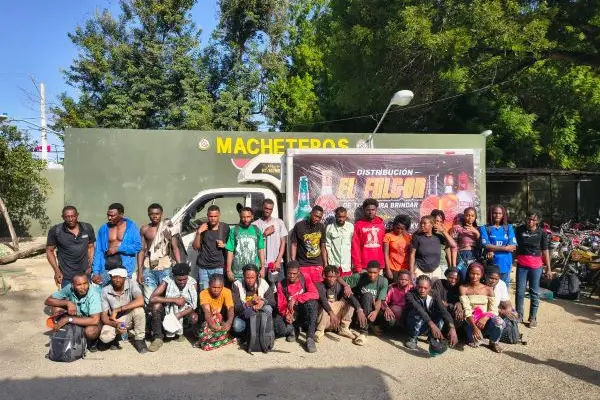 Detienen a 29 haitianos ilegales ocultos un camión en Valverde