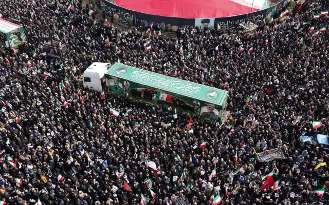 IRAN: Millones participan en cortejo fúnebre de Alí Jamenei