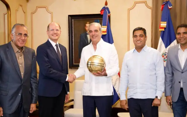 Abinader recibe a ejecutivos de la FIBA en el Palacio Nacional