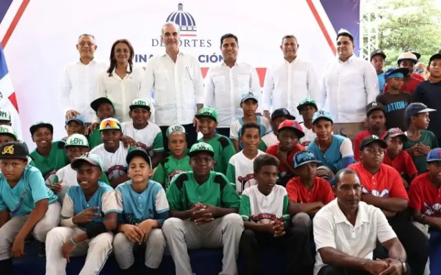 Abinader entrega remozado un estadio de beisbol en Samaná