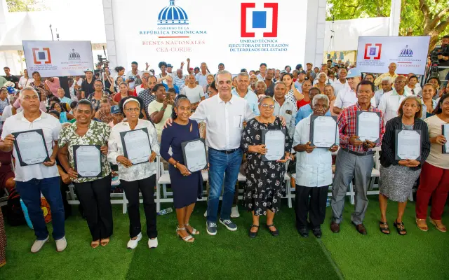 Presidente entrega 1,000 títulos de propiedad en Los Frailes, SDE