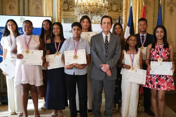 ESPAÑA: Embajada reconoce a 10 estudiantes dominicanos