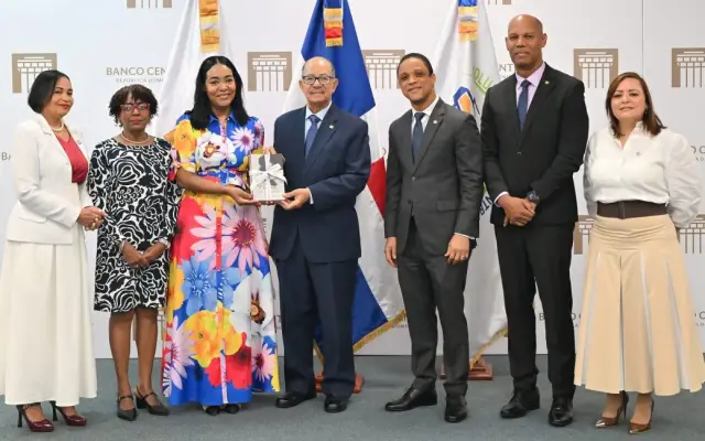 Banco Central dona 21 obras a la biblioteca Abigaíl Mejía