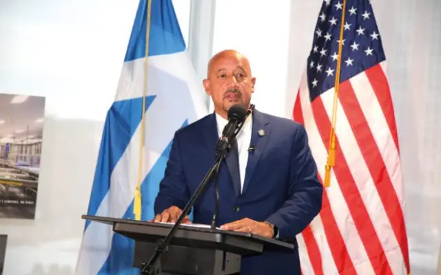 EU: Dominicano Brian DePeña seguirá en la alcaldía Lawrence
