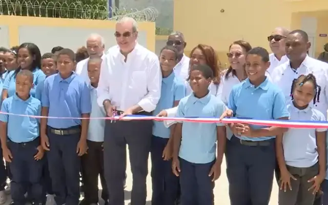 Abinader inaugura liceo en San Juan y encabeza graduación
