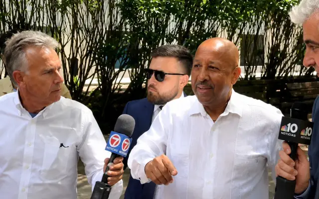 Corte de Boston libera alcalde Brian DePeña tras detenerlo