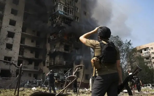 4 muertos y varios heridos en nuevo ataque ruso sobre Kiev