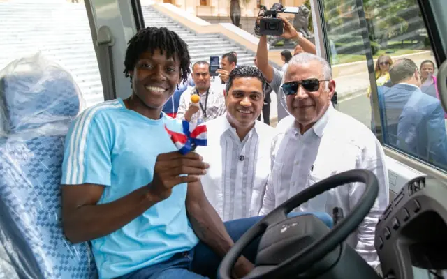 Gobierno RD entrega autobús a fundación de Marileidy Paulino