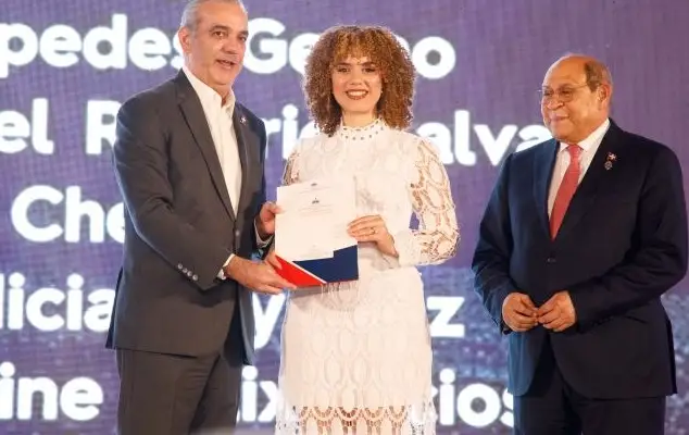 Abinader entrega 1,500 becas para estudiar en el extranjero