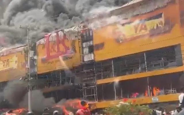 Un incendio afecta tienda LyR de la autopista Las Américas