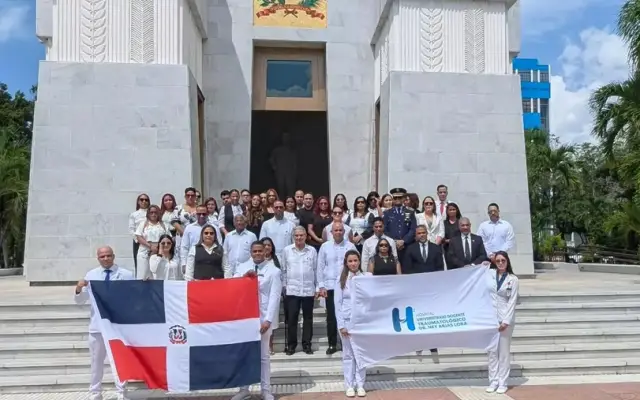 Hospital Ney Arias celebra 16 años con una ofrenda floral
