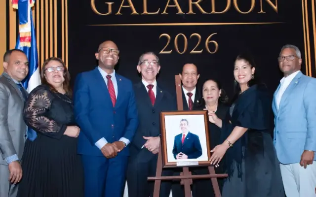 Colegio Médico otorga a rector de la UASD su mayor distinción