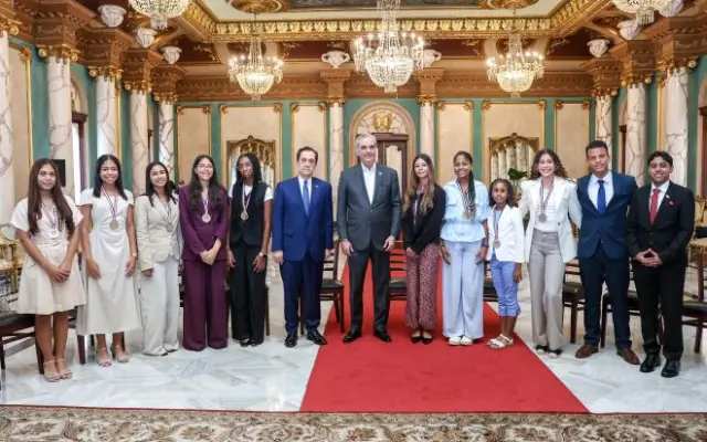 Abinader recibe a estudiantes dominicanos residentes España
