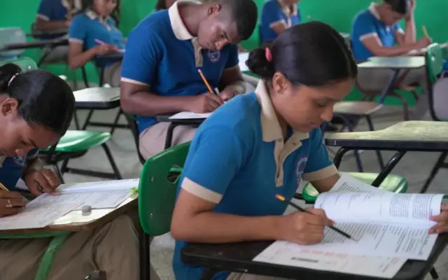 Gobierno garantiza docentes; ADP alerta por falta de aulas
