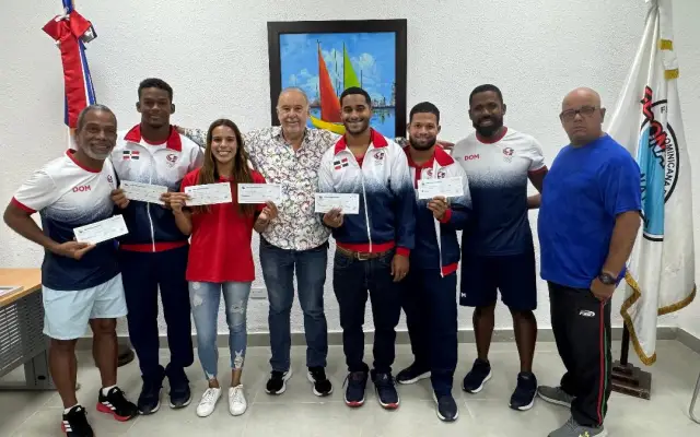 Federación Deportes Acuáticos entrega incentivos a medallistas