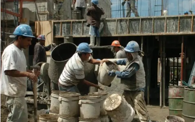 Disponen alza salarial del 20 % a trabajadores de la construcción