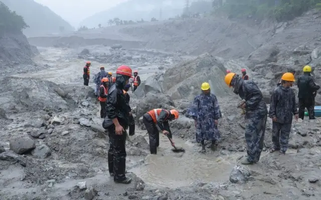 NEPAL: Aumentan 675 muertos y 2.498 desaparecidos por riada