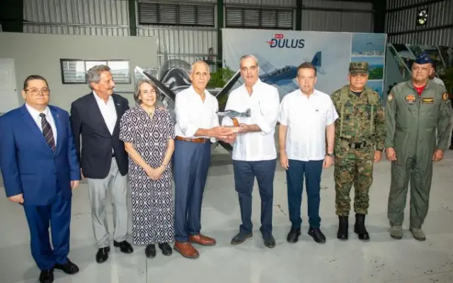 Abinader y Asfura conocen el ensamblaje de avión TS-7 Dulus