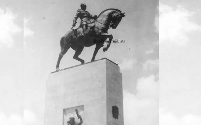 La gigantesca estatua ecuestre de Trujillo