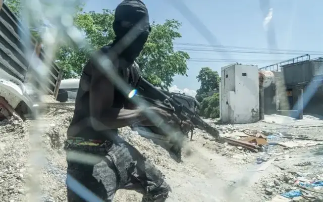 Haití: jefe de banda amenaza con matar más de 60 rehenes