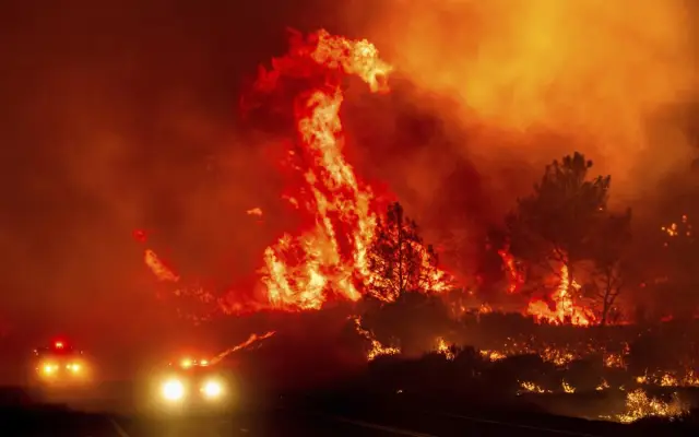 Miles de evacuados y viviendas destruidas por incendios en EU