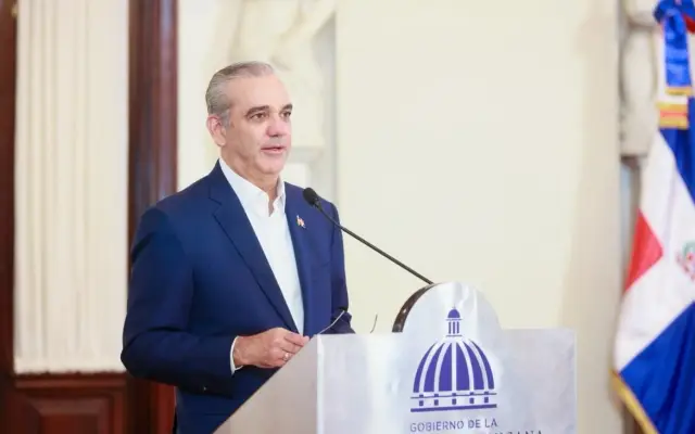 Defiende la libre competencia; destaca avances en educación
