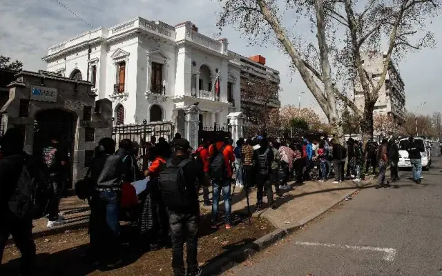Haitianos protestan ante embajada de su país en Chile
