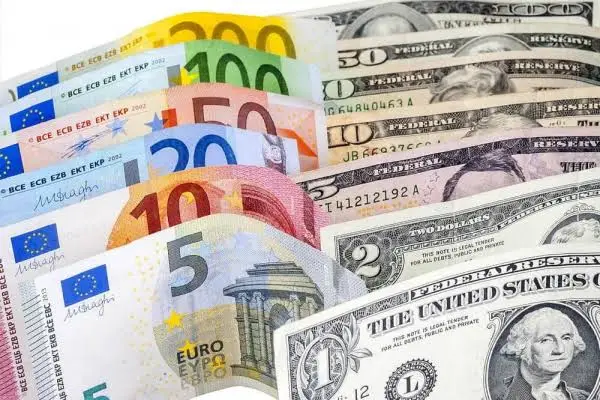 Dólar bajó 38 cts. y era vendido a $58.36; el euro sigue a $69.99