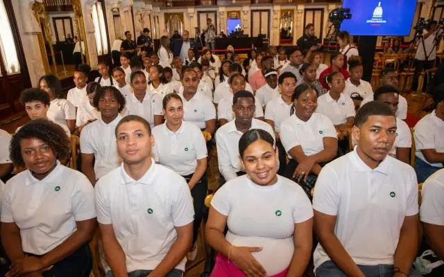 Dicen miles jóvenes dejan de ser “ninis” en República Dominicana