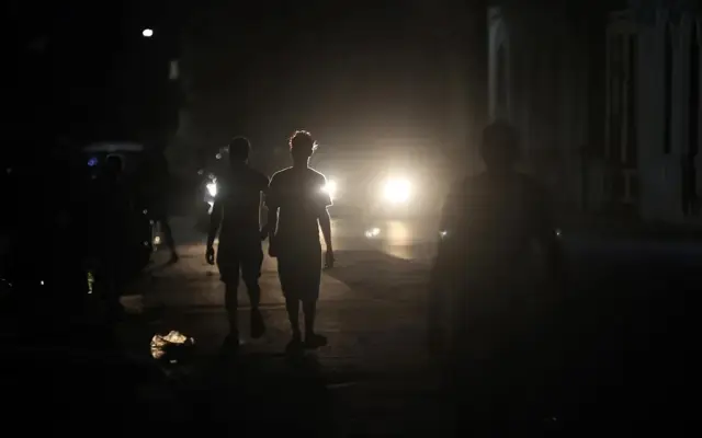 La mitad de Cuba se queda sin energía tras la caída del sistema