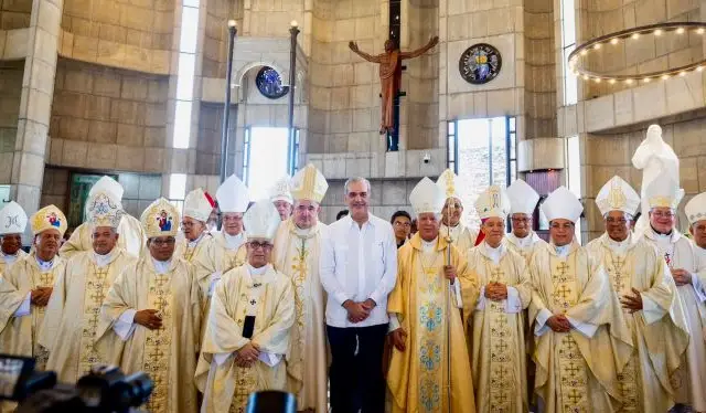 Abinader inaugura techado y asiste ordenación obispo en LV