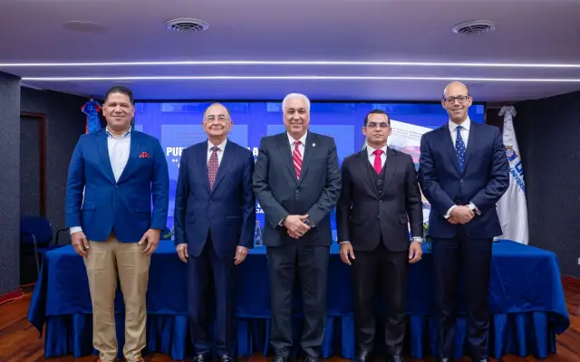 Opinio Alvarez Betancourt presenta obra Universidad APEC