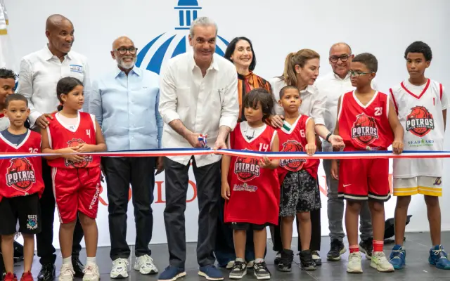 Abinader entrega techado Santo Cura Ars y el club Villa Francisca