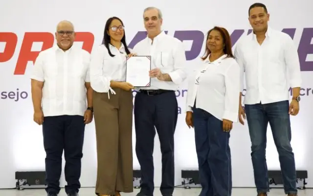 Abinader entrega RD$85 MM a 400 microempresarios en SJM